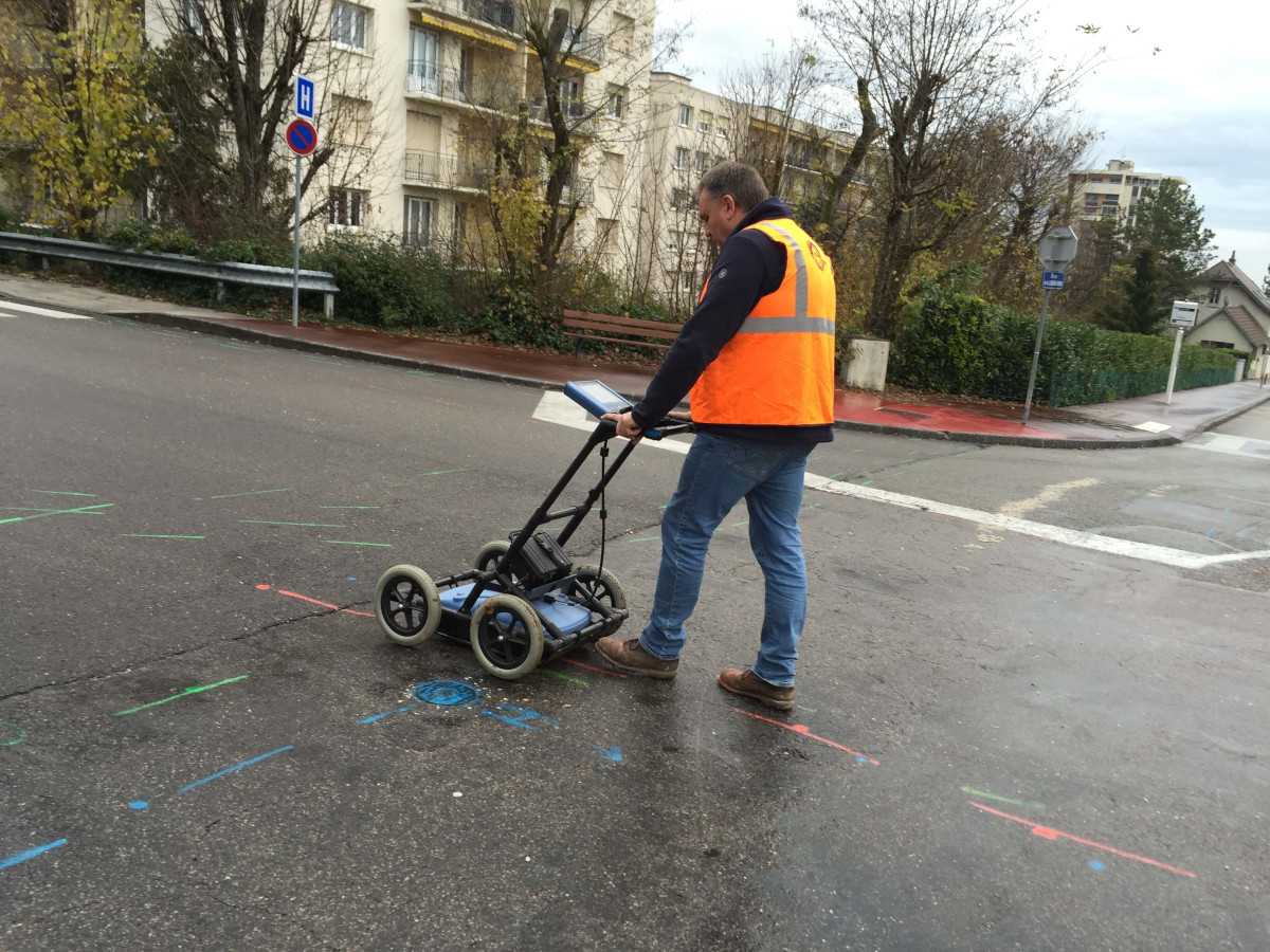 georadar en fonctionnement sur une route